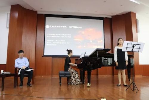 优德88艺术家石叔诚与特邀艺术家顾平受邀于成都大学东盟艺术学院、音乐与舞蹈学院艺术实践周开展公开课