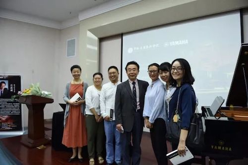 优德88艺术家石叔诚与特邀艺术家顾平受邀于成都大学东盟艺术学院、音乐与舞蹈学院艺术实践周开展公开课