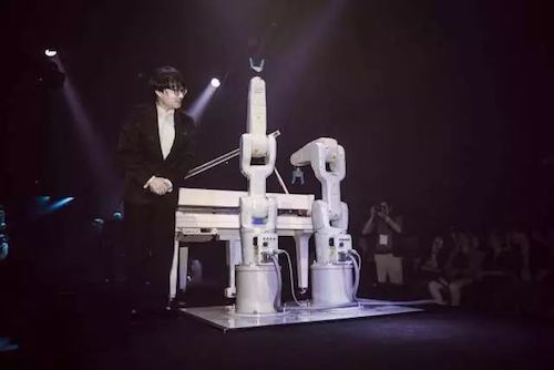 优德88艺术家宋思衡携手机器人奏响“科技之音”