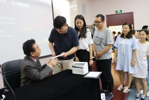 优德88艺术家石叔诚与特邀艺术家顾平受邀于成都大学东盟艺术学院、音乐与舞蹈学院艺术实践周开展公开课