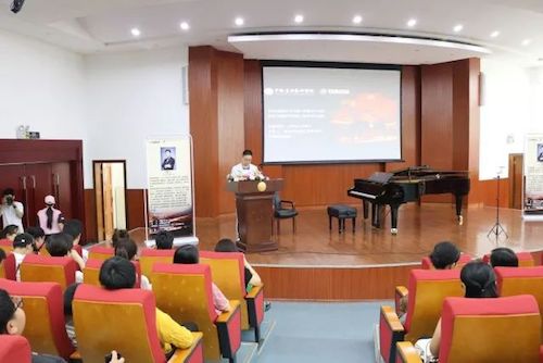 优德88艺术家石叔诚与特邀艺术家顾平受邀于成都大学东盟艺术学院、音乐与舞蹈学院艺术实践周开展公开课
