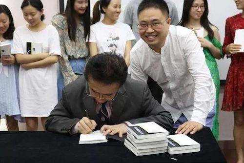 优德88艺术家石叔诚与特邀艺术家顾平受邀于成都大学东盟艺术学院、音乐与舞蹈学院艺术实践周开展公开课