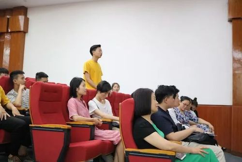 优德88艺术家石叔诚与特邀艺术家顾平受邀于成都大学东盟艺术学院、音乐与舞蹈学院艺术实践周开展公开课