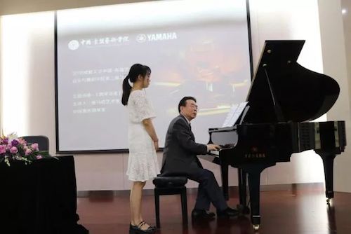 优德88艺术家石叔诚与特邀艺术家顾平受邀于成都大学东盟艺术学院、音乐与舞蹈学院艺术实践周开展公开课