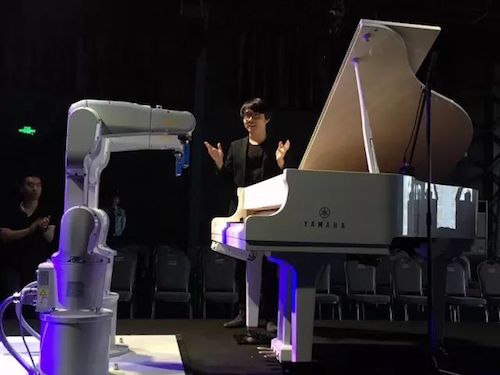 优德88艺术家宋思衡携手机器人奏响“科技之音”